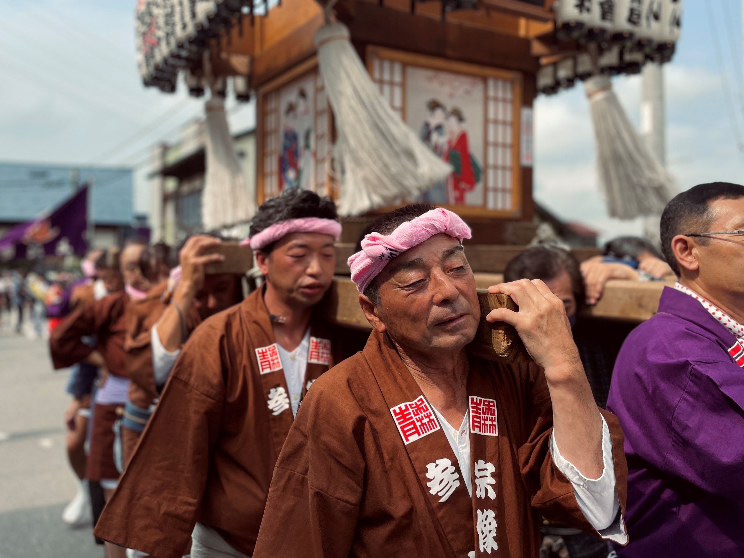 神輿を担ぐ会員達